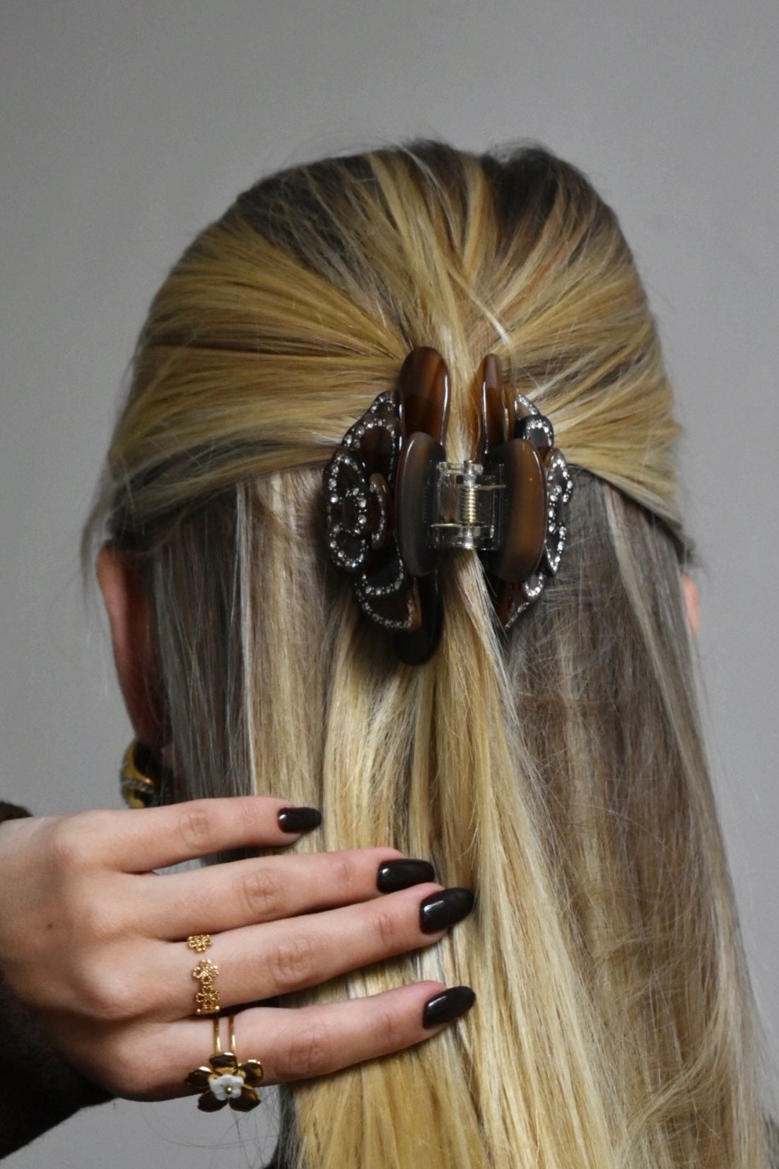Achteraanzicht van kapsel met bruine haarklem – haaraccessoire met goede grip en elegant detail