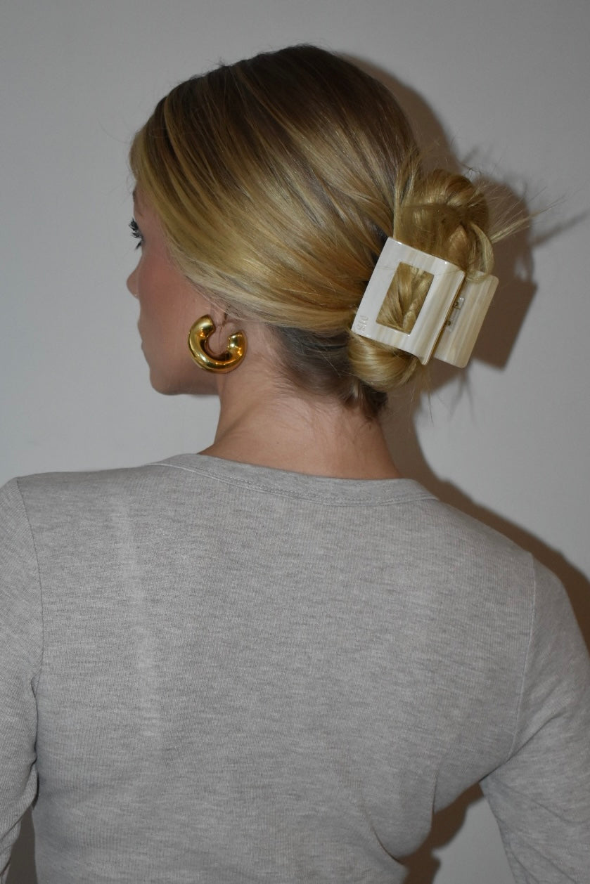 Beige xxl haarklem vastgezet in casual kapsel, gedragen door model met lang haar.