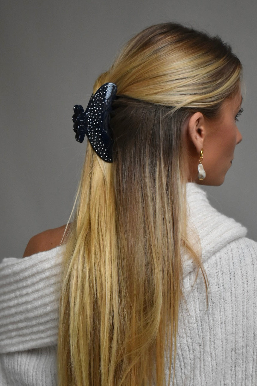 Sally Clip navy met parels in dik lang haar – elegante trendy haarklem met goede grip