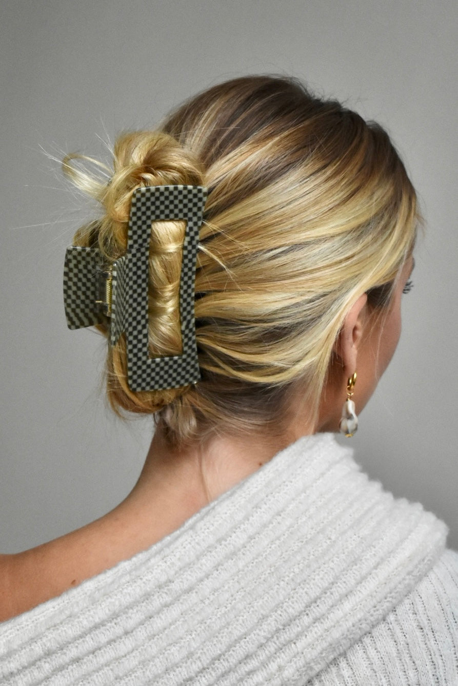 Zijaanzicht van XXL haarklem in olive check print – stevig en stijlvol haaraccessoire