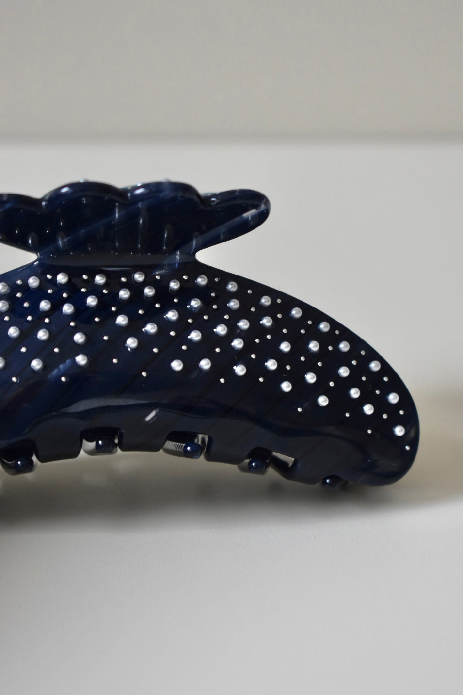 Sally Clip navy met parels- Grote navy haarklem met parels. Stevig, elegant en perfect voor dik haar.
