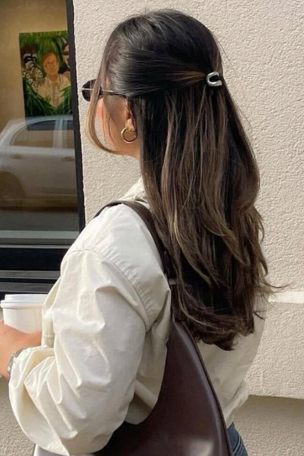 Zilveren haircuf in half opgestoken haar