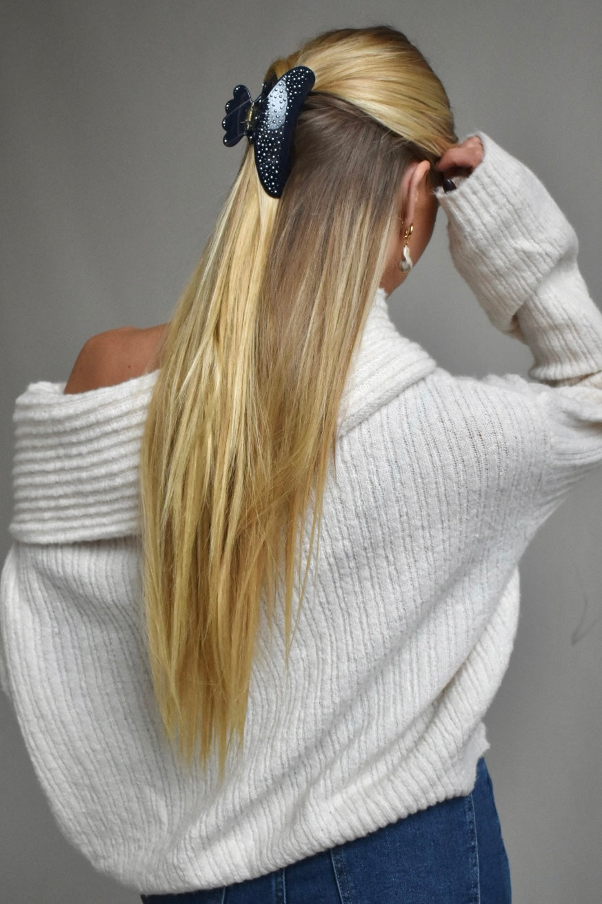 Half-up hairstyle met navy haarklem en pareldetails – stijlvol accessoire voor dagelijks gebruik