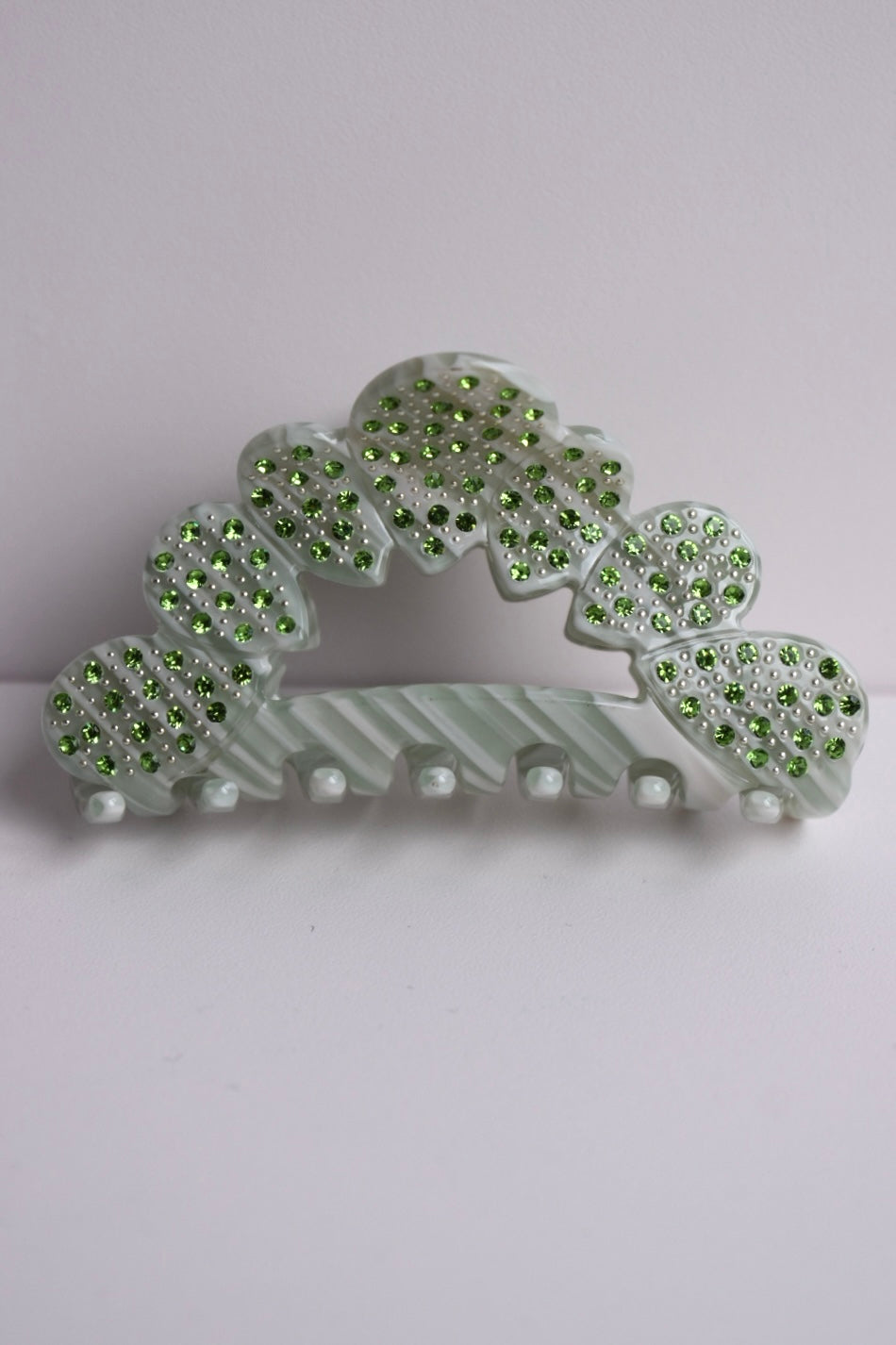 Detail van acetaatmateriaal – lichtgroene Rosie Clip met steentjes