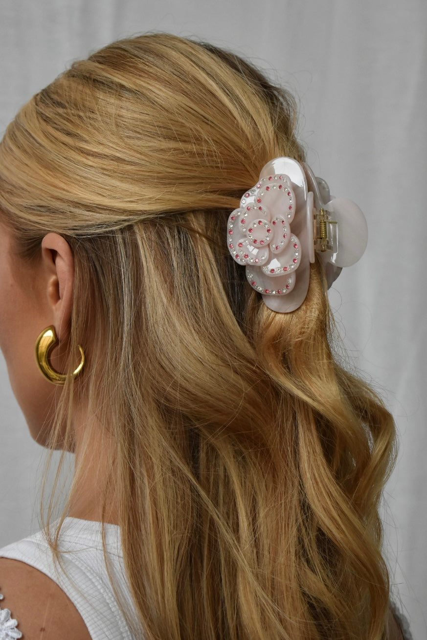 Model foto met roze trendy haarklem, perfecte lente haarstijl