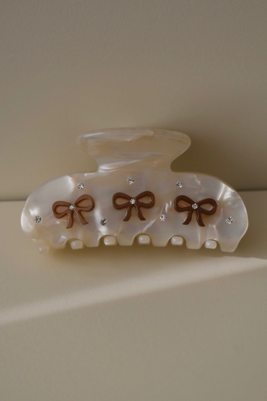 Crème haarclip met bruine strikdetails – elegante bow clip van celluloseacetaat voor kort en dun haar