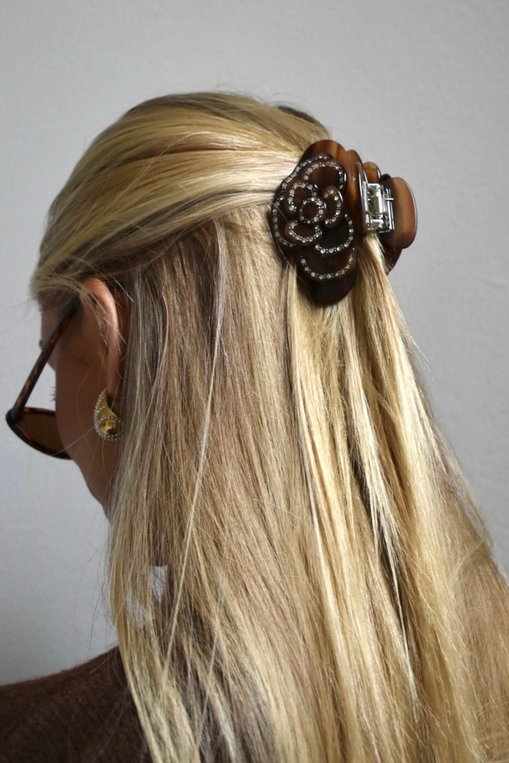 Rose Clip in bruin, stevige trendy haarclip geschikt voor dagelijks gebruik