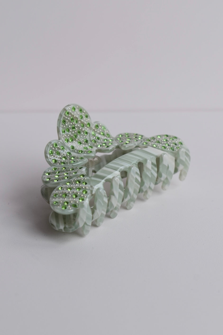 Rosie Clip gecombineerd met zomerse outfit – frisse haaraccessoire uit SS25 collectie