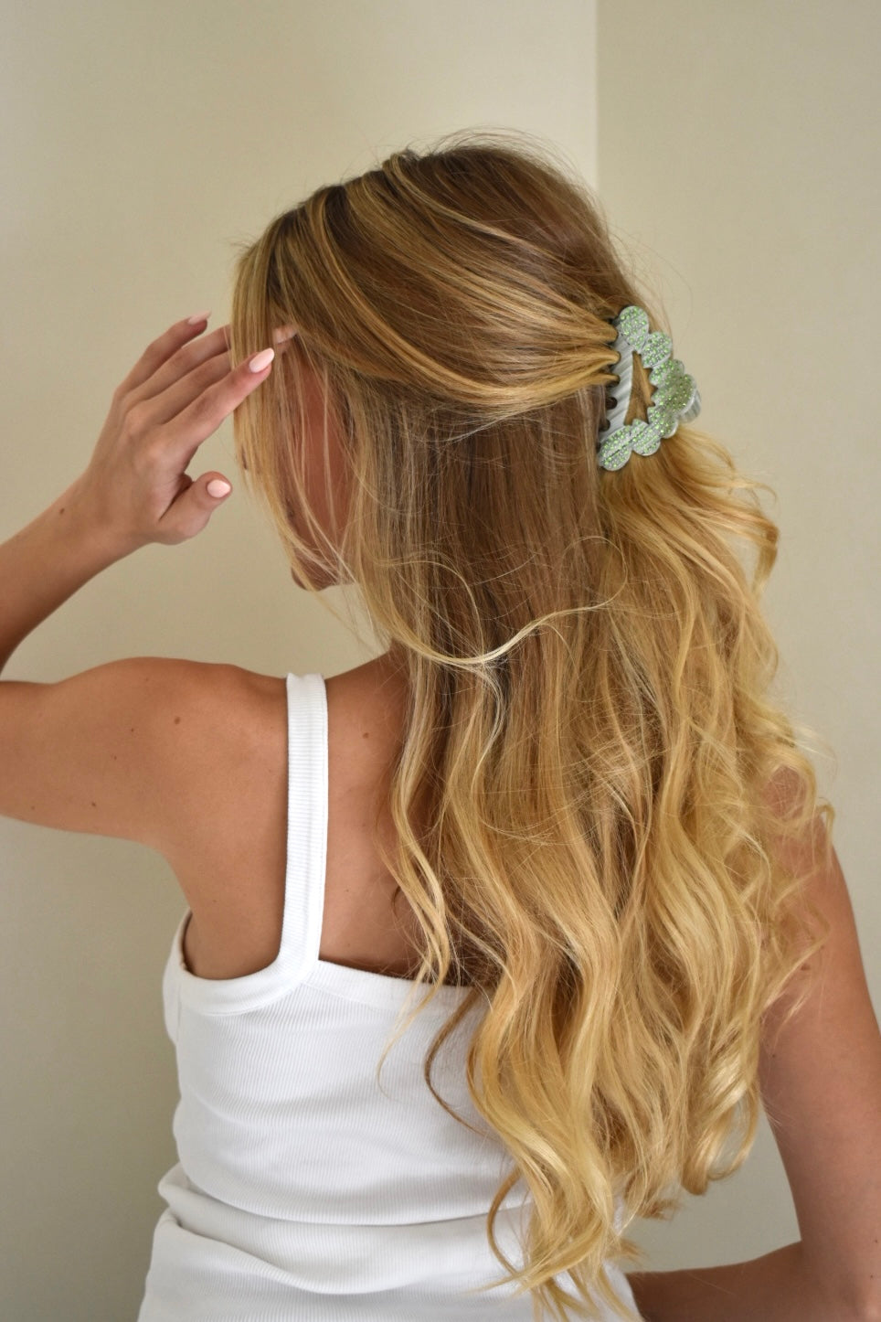 Matcha groene haarclip in opgestoken kapsel – stevige, stijlvolle grip