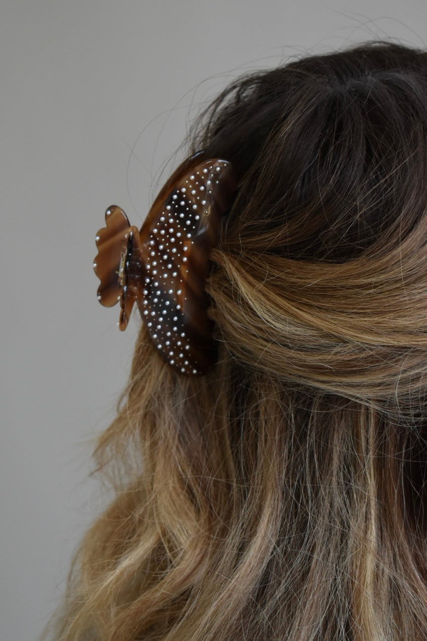 Trendy outfit gecombineerd met bruine haarklem – stijlvol accessoire voor dagelijks gebruik