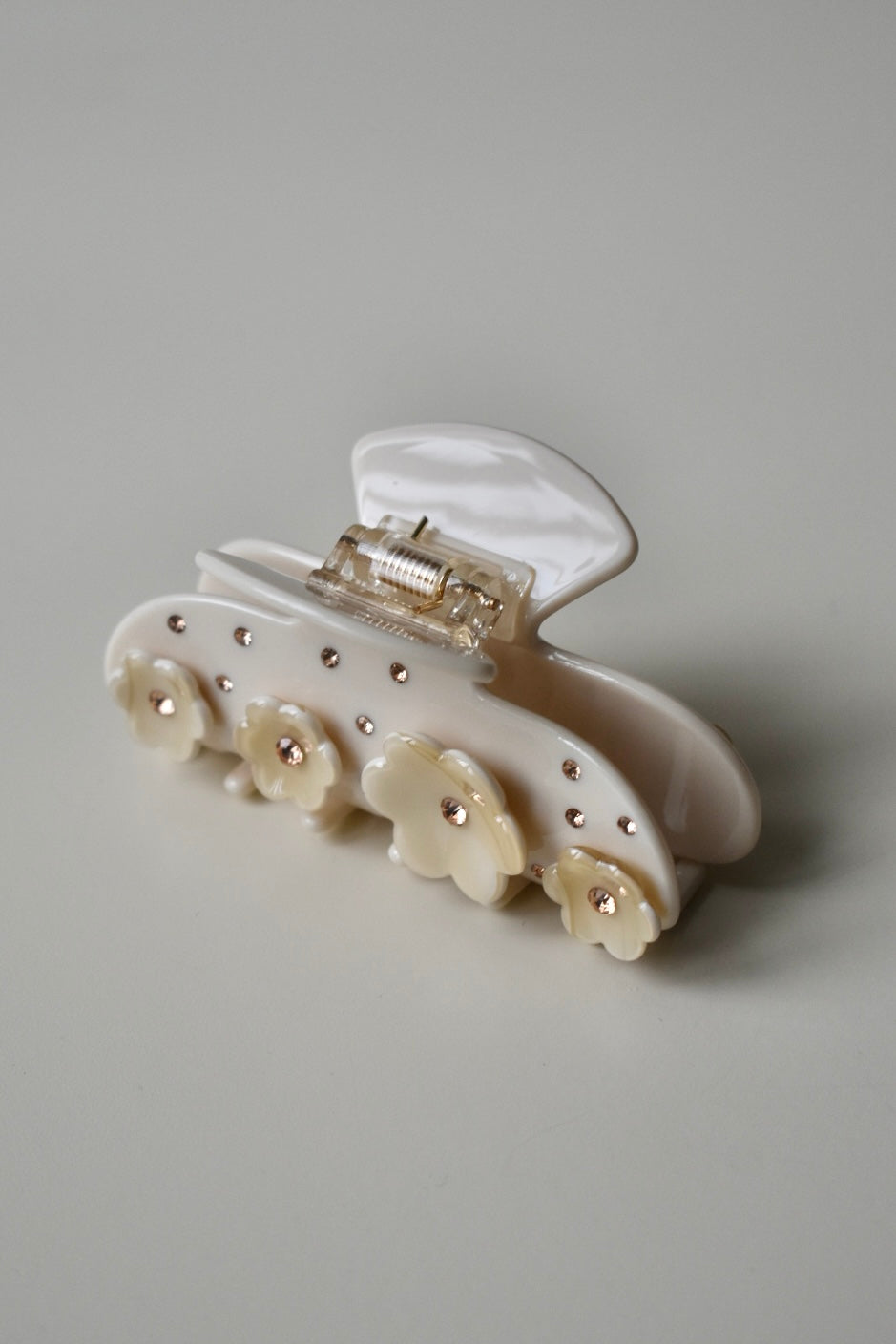 Beige haarklem van acetaat met tijdloos design, perfect voor dagelijks gebruik bij ieder haartype.