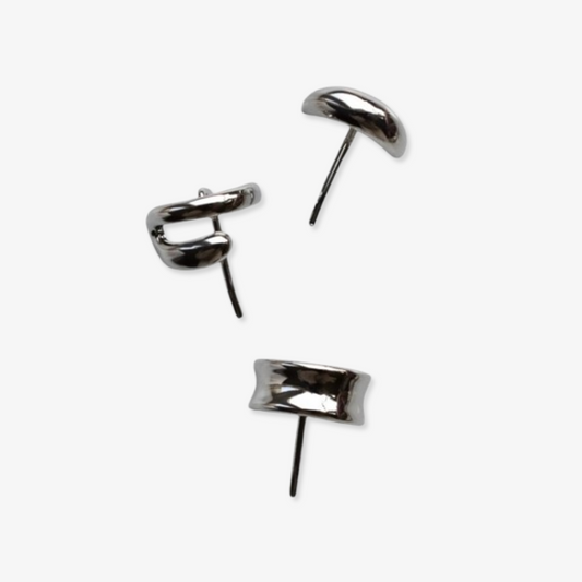 Set van minimalistische zilveren hair cuffs, perfect als stijlvolle finishing touch voor staarten en vlechten.