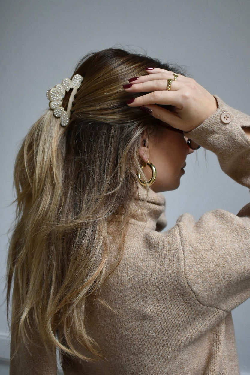 Beige Izzy Clip met parels in half-up kapsel – ideaal voor kort of fijn haar