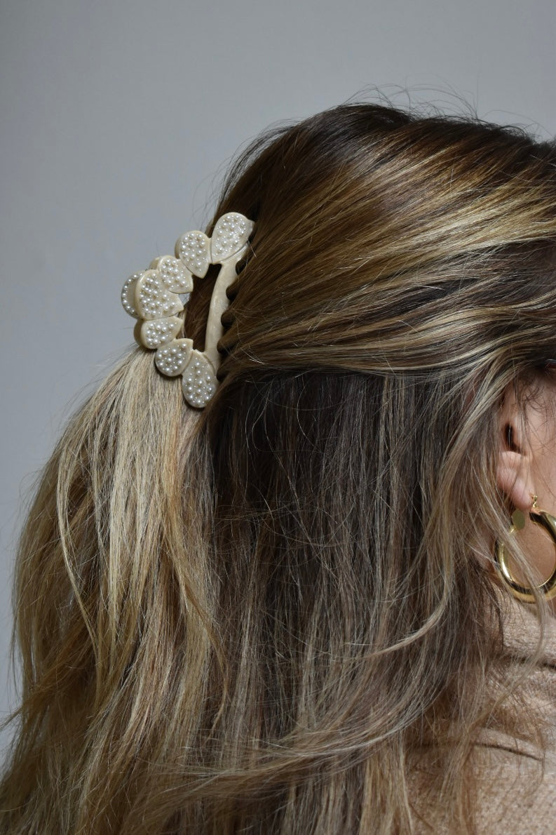 Beige parelhaarklem in kort haar – sterke grip en elegante uitstraling