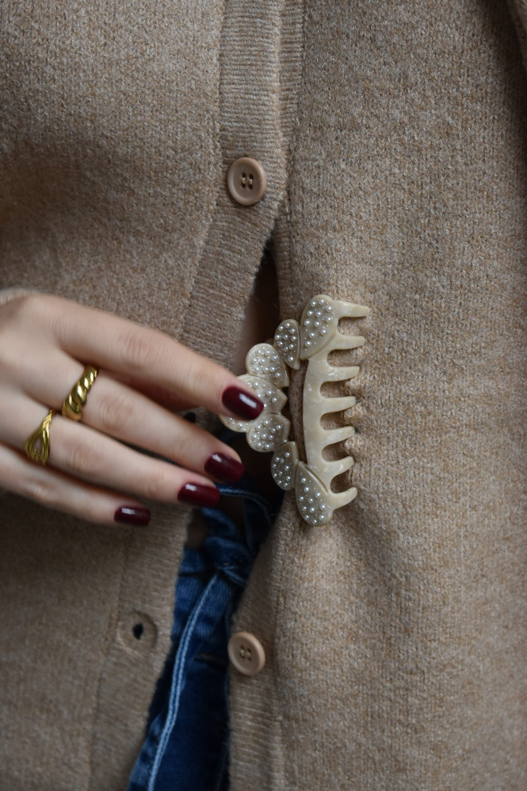 Beige Izzy Clip gecombineerd met een trendy outfit – stijlvolle haaraccessoire