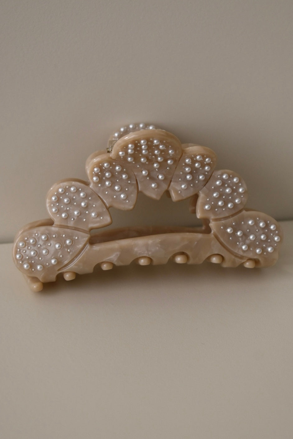 Zijaanzicht van Izzy Clip beige – kleine haarklem met pareldetails en stevige grip