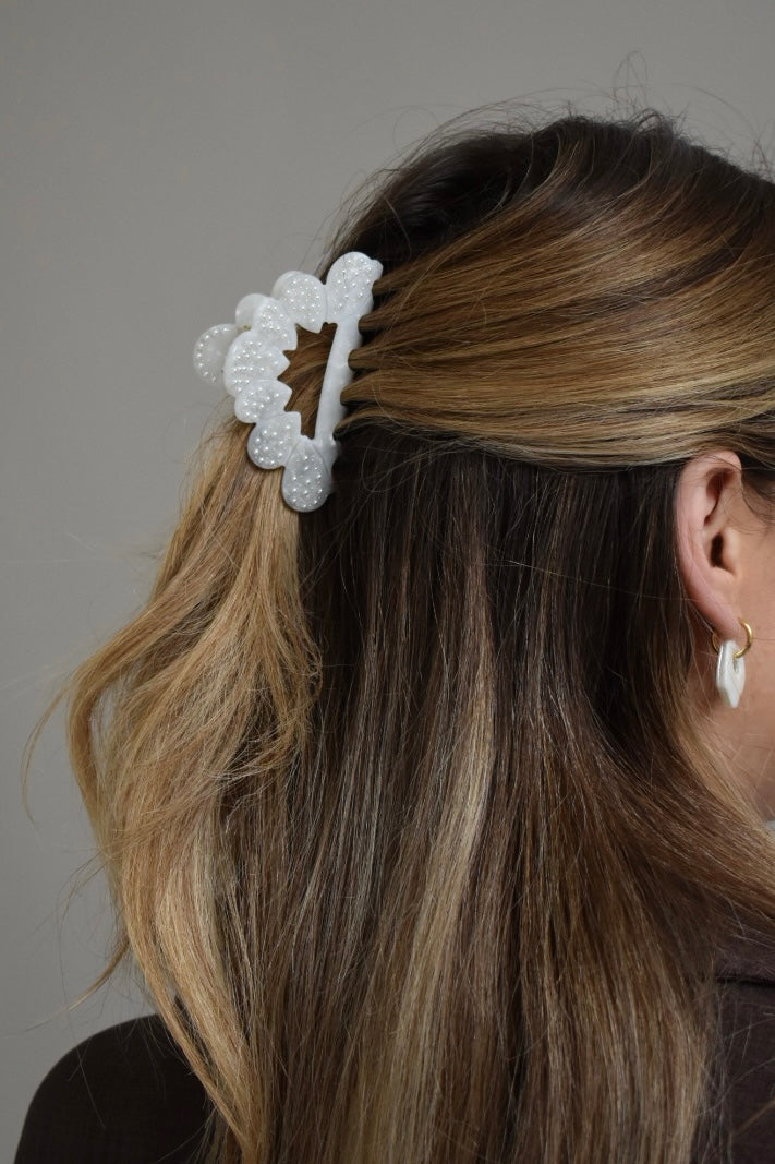 Izzy Clip wit met parels gebruikt voor half-up hairstyle – perfect voor dun haar