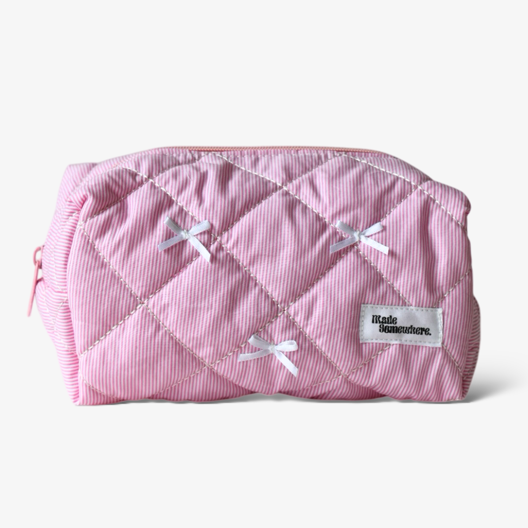 Roze gestreept make-up tasje met ritssluiting, ideaal voor het stijlvol opbergen van je beauty essentials.