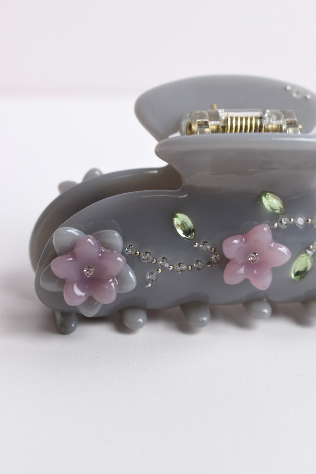 Detail van de Misty Clip – uniek acetaat patroon met subtiele glans