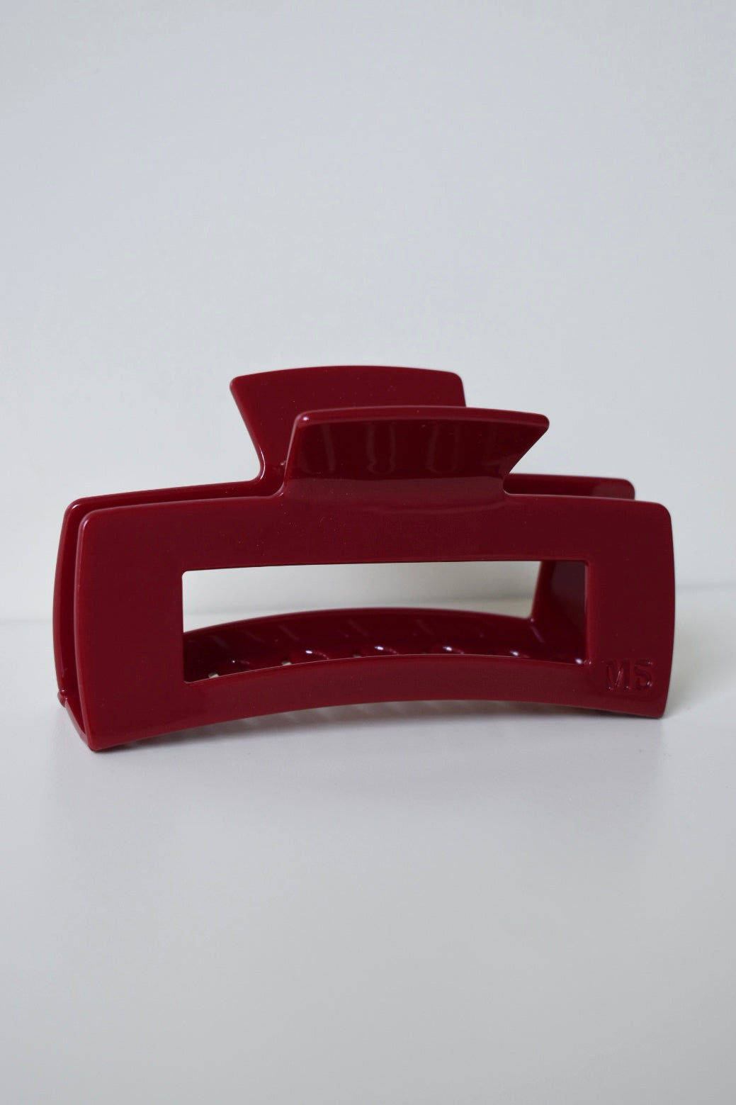 Zijaanzicht van grote haarklem in burgundy rood – stevig design met sterke veer