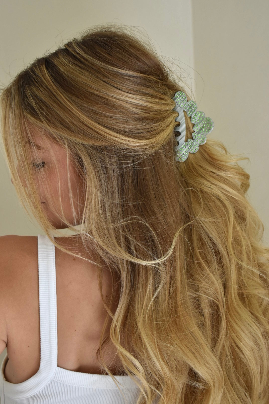 Rosie haarklem in lichtgroene matcha kleur gebruikt voor half-up hairstyle