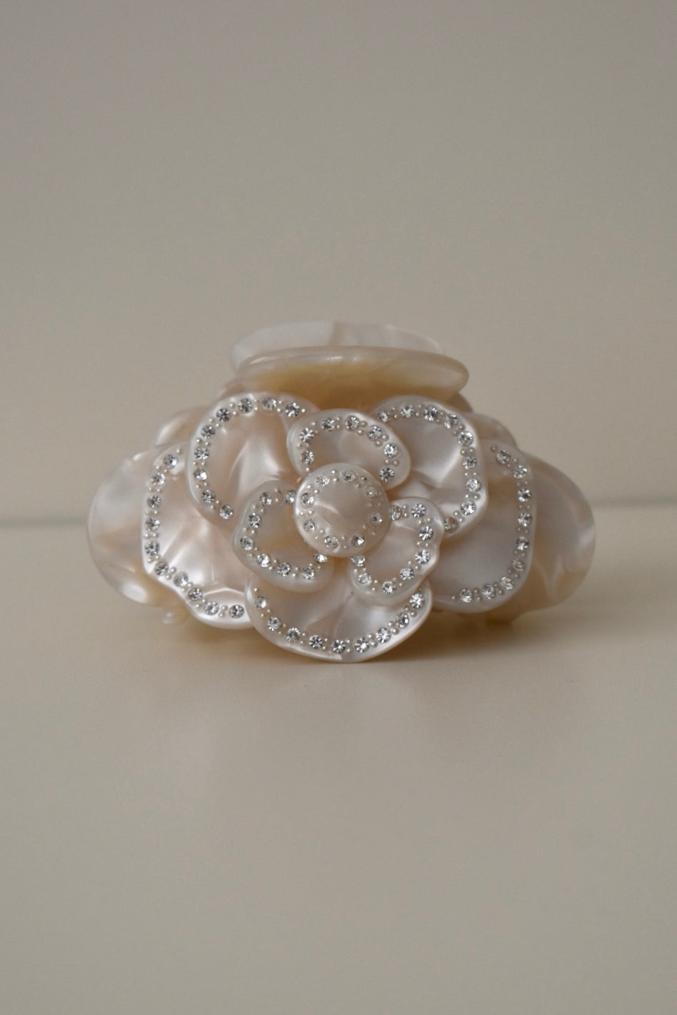 Detail foto van rose clip beige geschikt voor ieder haartype