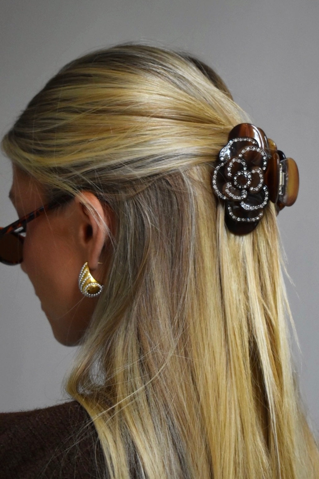 Bruine Rose haarklem in half-up hairstyle – trendy clip voor dagelijks gebruik