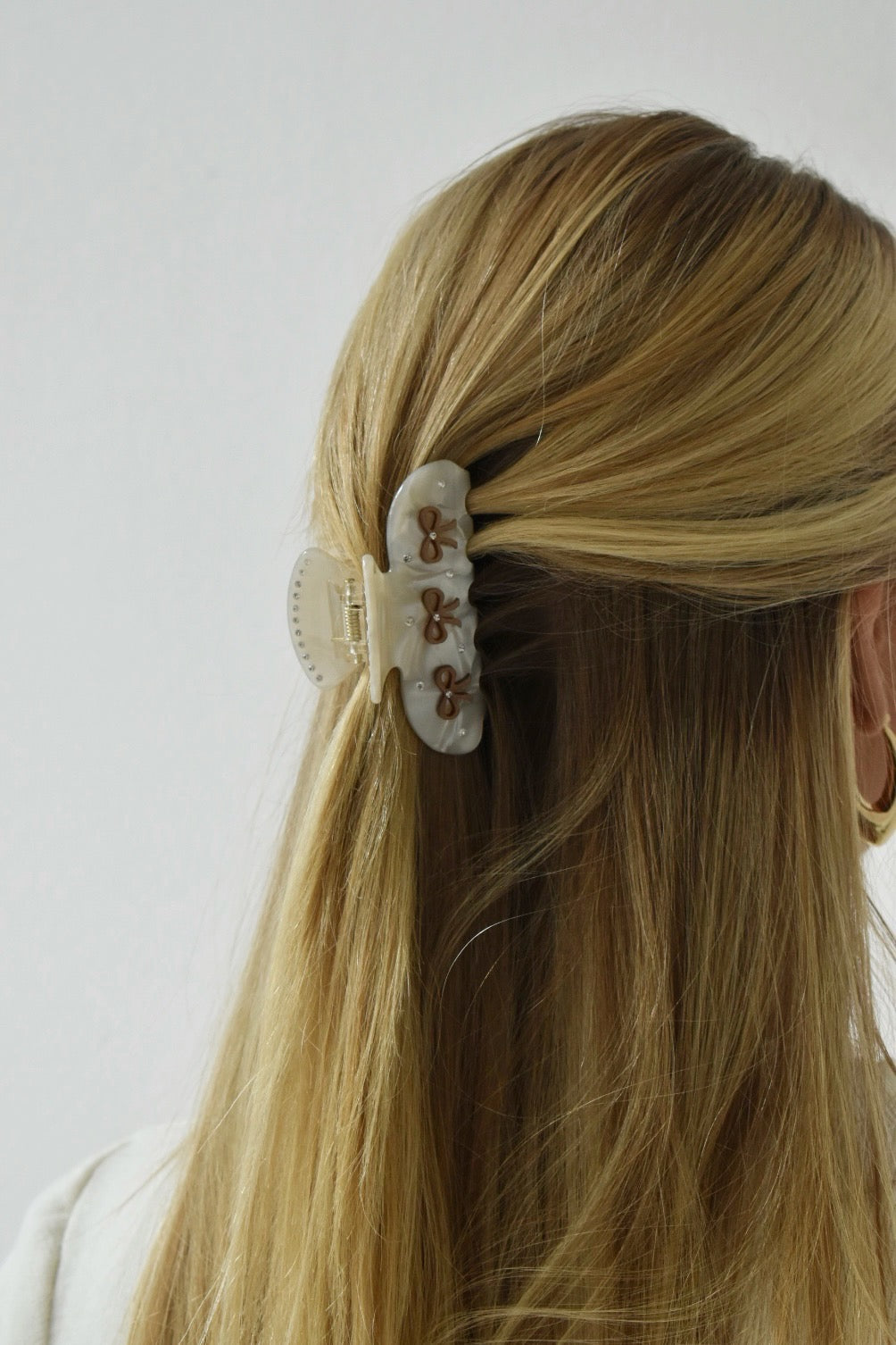 Creme haarklem met strikjes in half-up hairstyle – trendy clip voor dagelijks gebruik