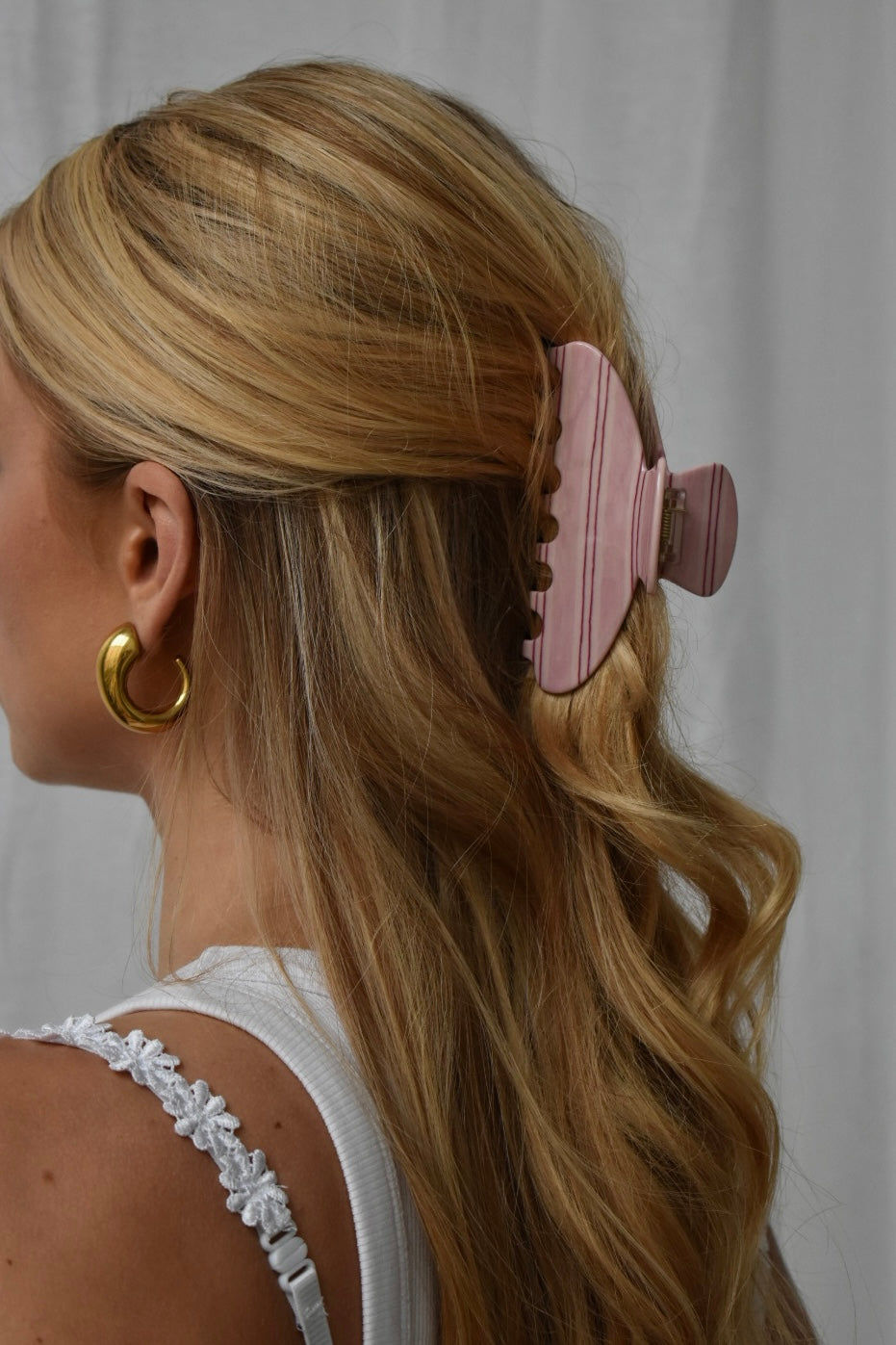 Lente haarstijl met gestreepte trendy haarclip.