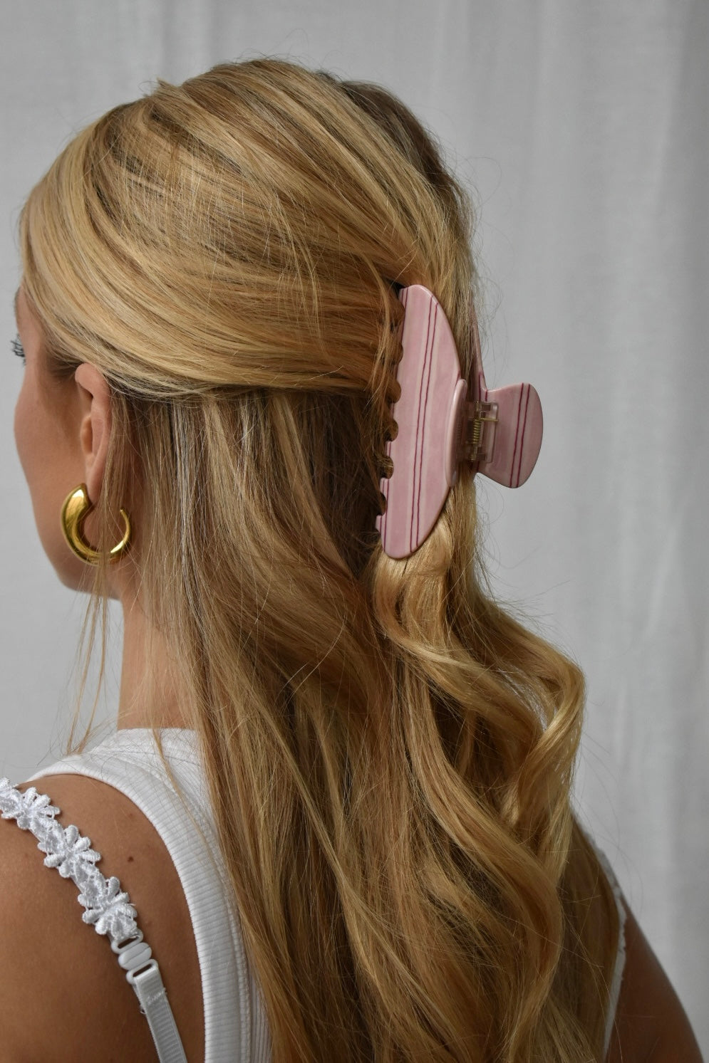 Gestreepte roze haarklem in een nonchalante haarstijl