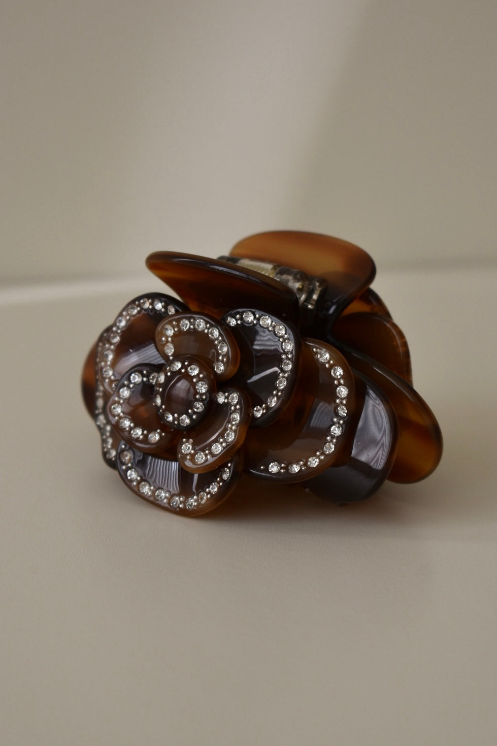 Zijaanzicht van de Rose Clip in bruin – duurzaam acetaat haaraccessoire met stevige grip