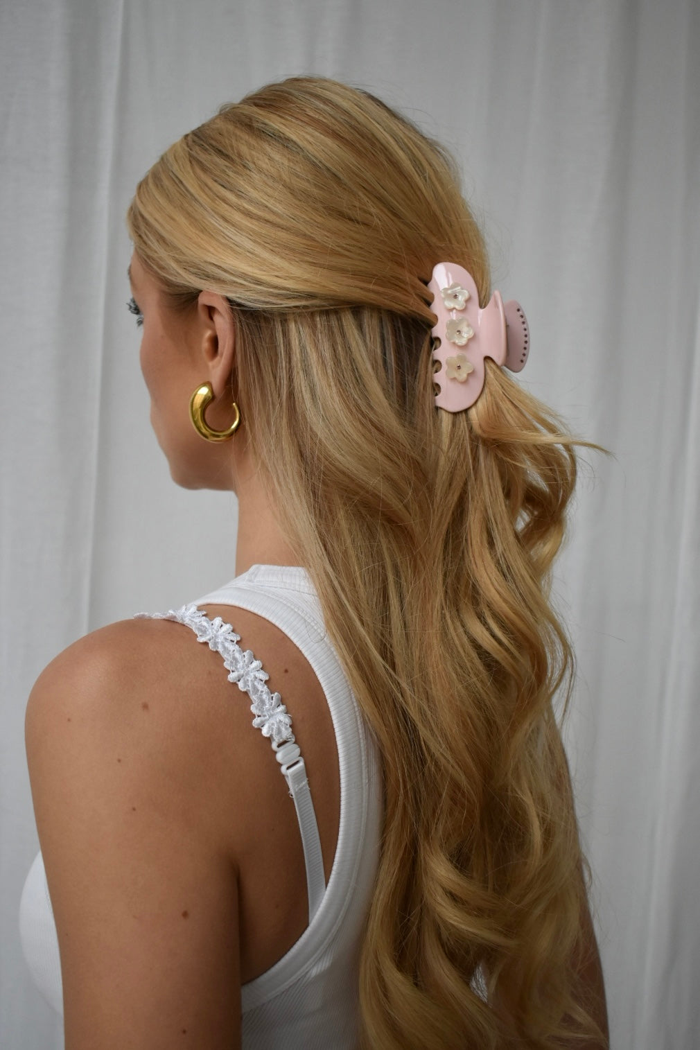 Roze haarklem in blond haar, trendy lente en zomer haaraccessoire voor vrouwen